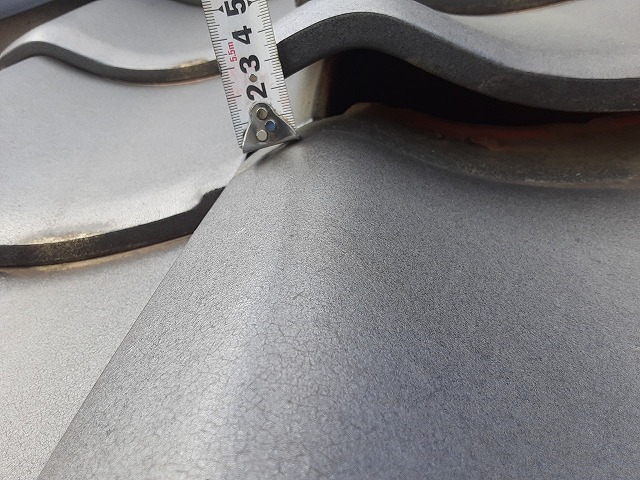 屋根瓦の隙間を測りました