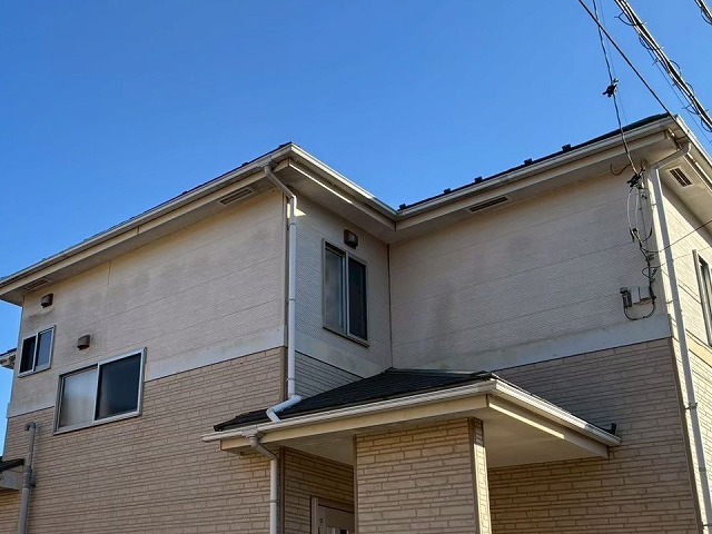 住宅の現場調査でサイディング外壁のカビを確認