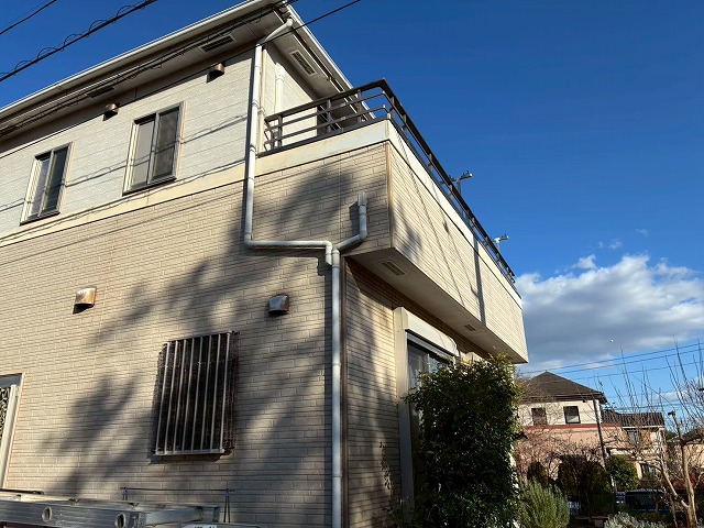 住宅の現場調査で雨樋や幕板の経年劣化を確認