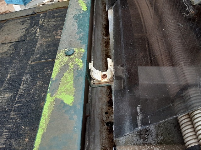 鉄ビスが錆びている様子 屋根の不具合