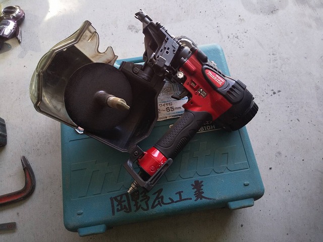 高圧式エアー釘打ち機