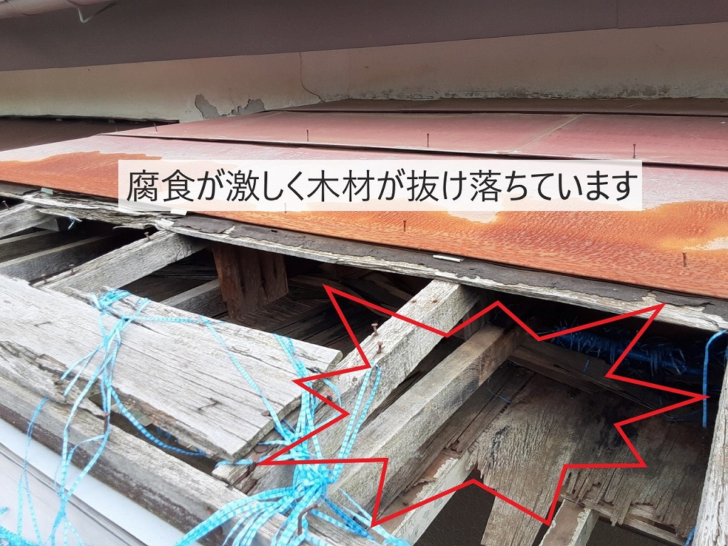 腐食が激しく木材が抜け落ちています　施工事例