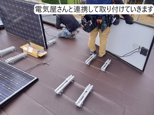 ケーブルを繋げながら取り付けます