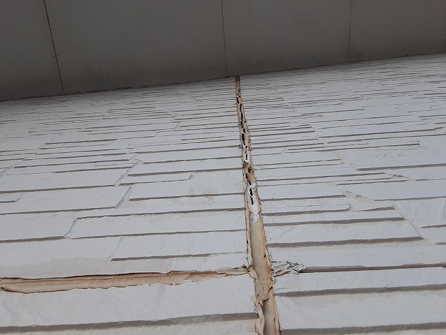 外壁目地のコーキングの劣化補修が必要です