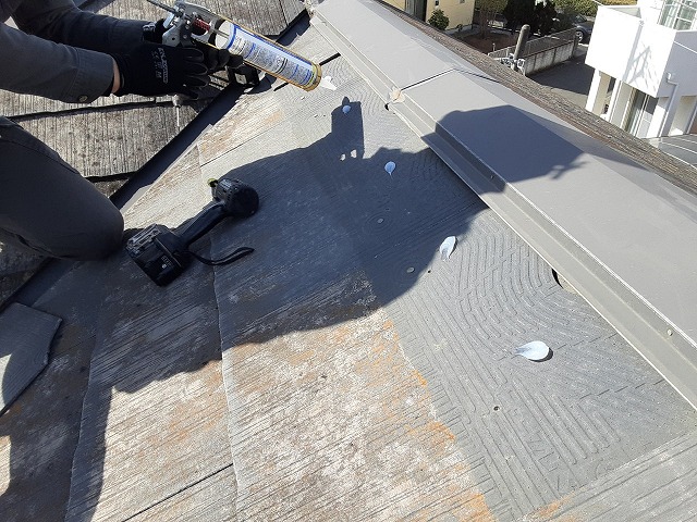 コロニアル屋根材をコーキングで接着