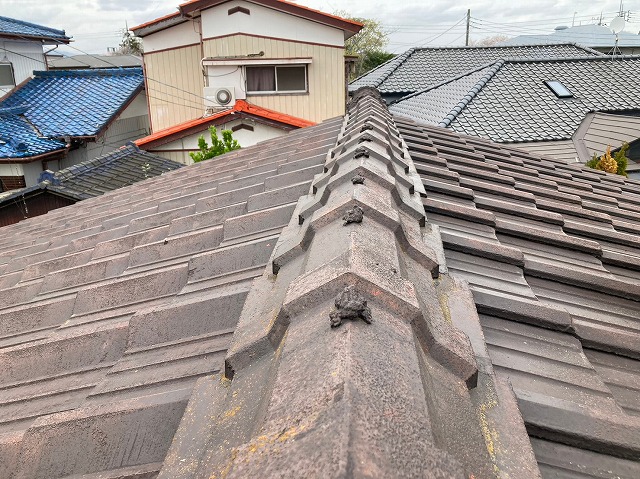 棟瓦の歪み　セメント瓦