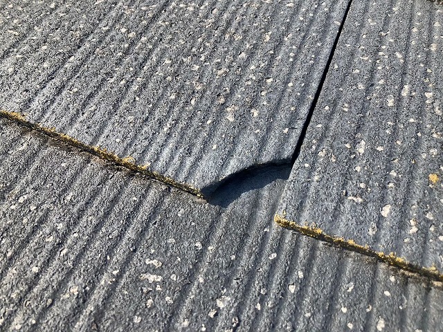 経年劣化で割れているコロニアル屋根