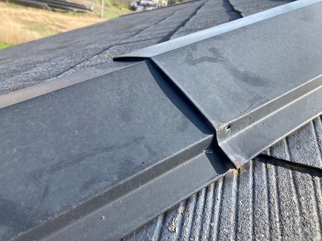 棟板金の釘が抜けて飛散リスクが高い状況