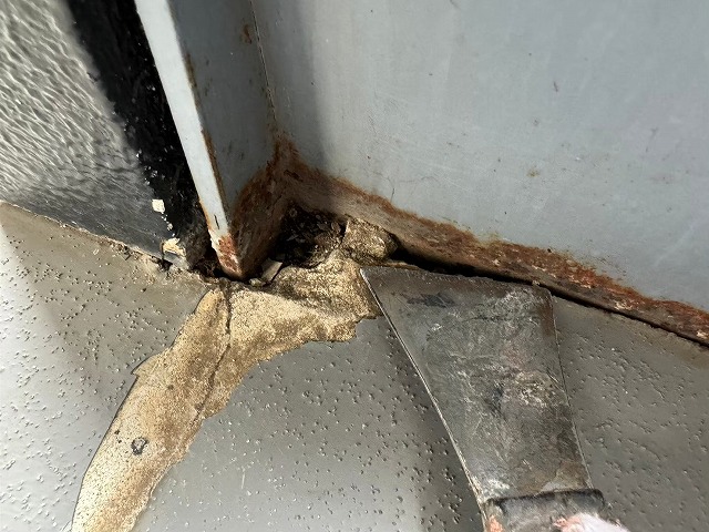 アパート共用部の床下地のモルタルが劣化して割れている状況