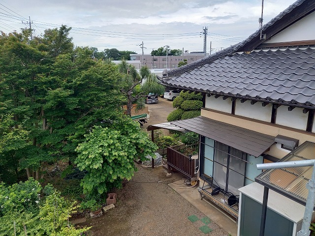 屋根葺き替え工事を行う平屋戸建て住宅の屋根上からの景色