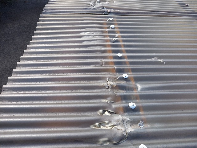 カーポートの塩ビ波板の著しい劣化による損傷や変形