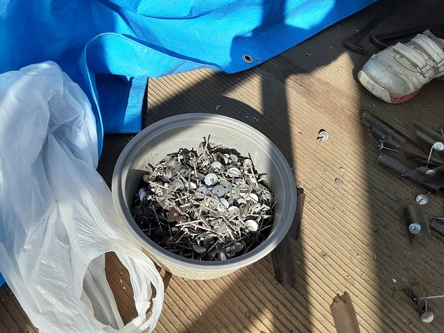 波板張り替え工事で取り外した傘釘