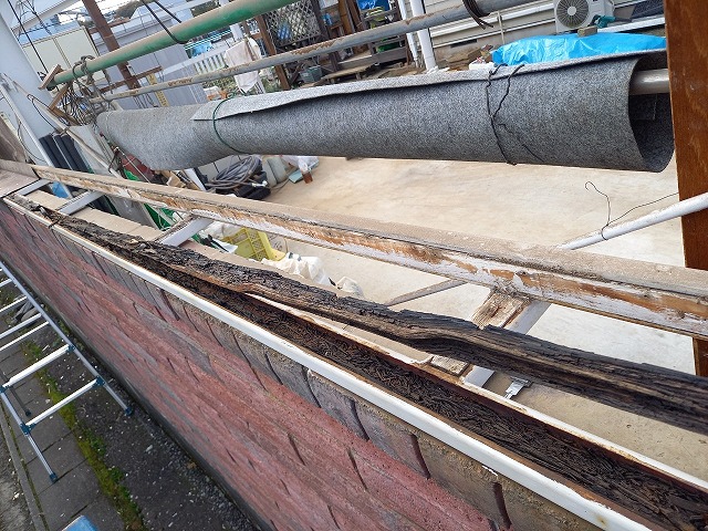 レンガ塀の天端に設置されている水切り板金の木下地を取り外し