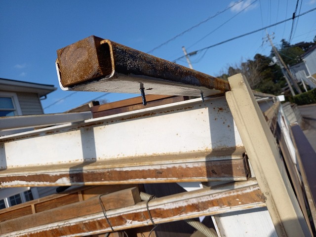 カーポート屋根の鉄骨下地に木材を固定している状況