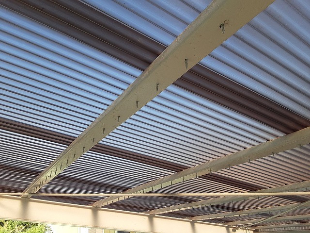 住宅カーポートポリカ波板張り替え工事で波板を鉄骨下地に留め付け