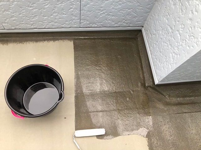 ベランダFRP防水工事で床面へのプライマー塗布