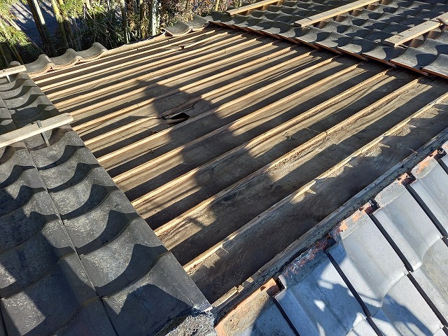 倒木による損傷を受けた住宅屋根の瓦取り外し完了状況