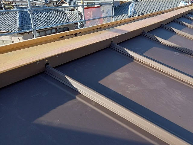 エスジーエル鋼板屋根を用いた葺き替え工事のエプロン面戸取り付け完了状況