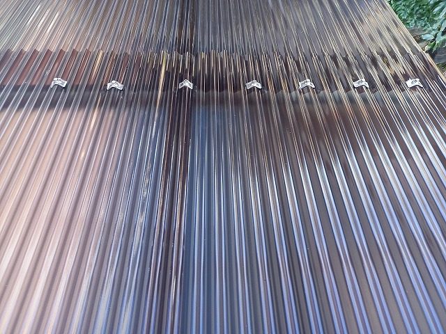 外部階段の屋根張り替え工事でポリカ波板の留め付け状況