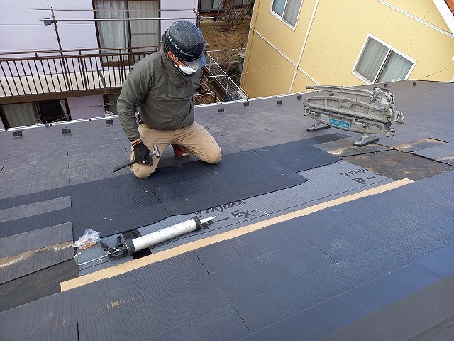 雨漏り修理のためのトップライト撤去工事の新規スレート屋根本体施工