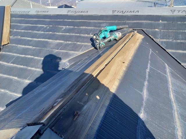 カバー工法による屋根リフォームでドーマー部の棟板金取り外し状況