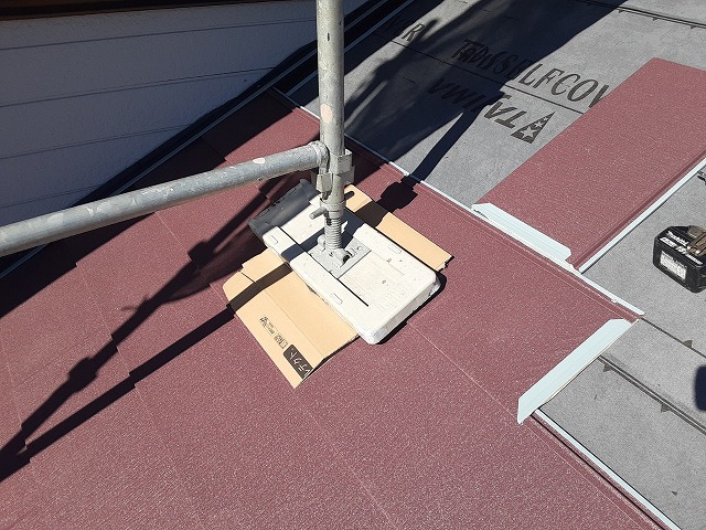 屋根カバー工法リフォーム「スーパーガルテクト」の上下ジョイント