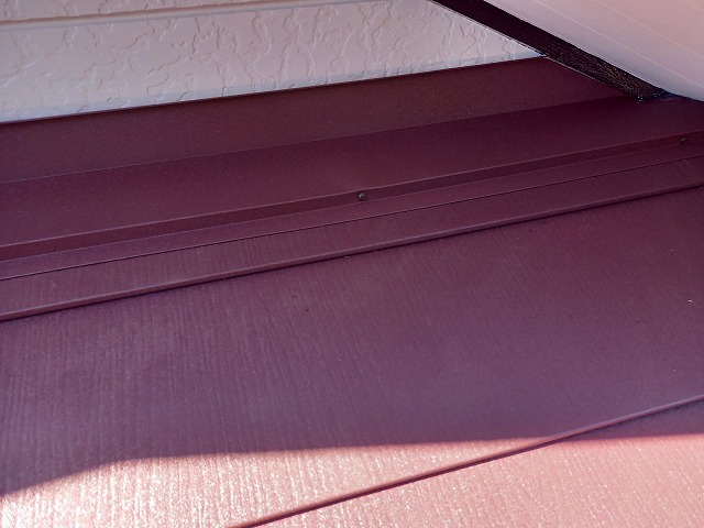 屋根カバー工法リフォームの雨押え板金取り付け完了状況