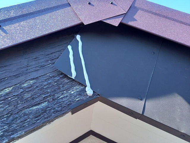 破風板へのガルバリウム鋼板巻きのジョイント部捨てコーキング