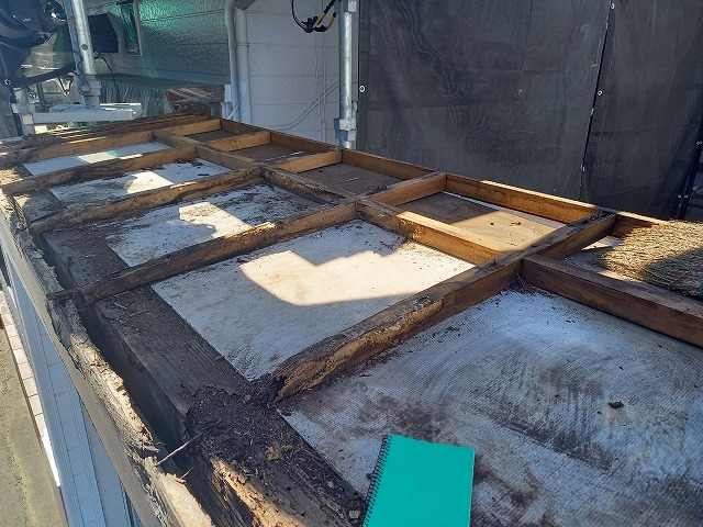 シャッターゲート屋根葺き替え工事で屋根の撤去が完了