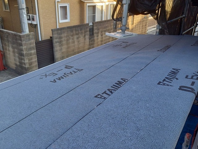 シャッターゲート屋根葺き替え工事で野地板への防水シート施工