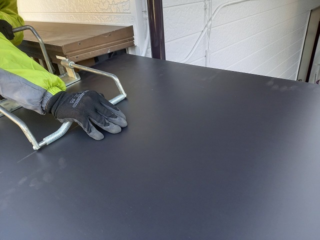 シャッターゲートの屋根葺き替え工事の屋根材折り曲げ加工