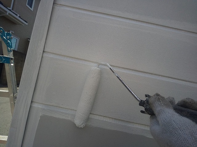 シャッターゲート外壁塗装工事でサイディングへのローラー下塗り