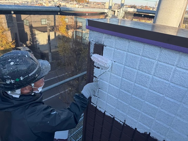 ALC外壁塗装リフォームのサーフェーサーを用いた下塗り施工