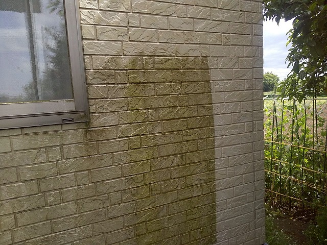 折板屋根塗装工事で外壁に対する高圧洗浄の様子