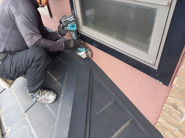 屋根カバー工事で既存雨押え板金を切断
