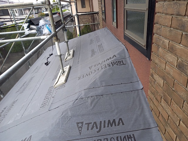 屋根カバー工事の下屋根部防水シート敷設状況