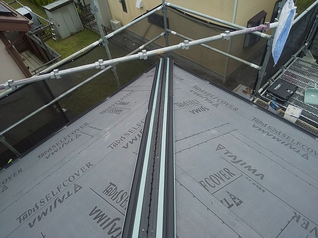 屋根カバー工事で隅棟部への専用役物取り付けが完了