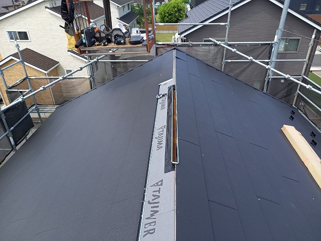 屋根カバー工事の換気棟用捨水切り取り付け状況