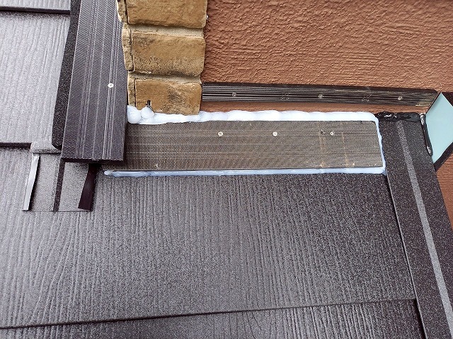 屋根カバー工事で壁押え部材の下地材を取り付けてコーキング処理をした状況