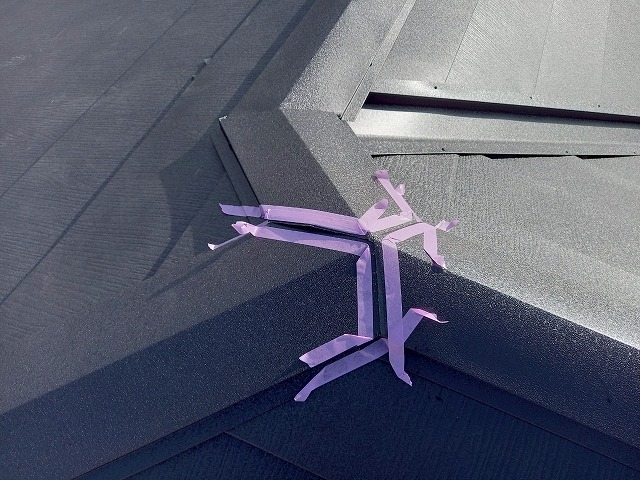 屋根カバー工事で棟包み取り合い部へのコーキング充填のためのマスキングテープ養生