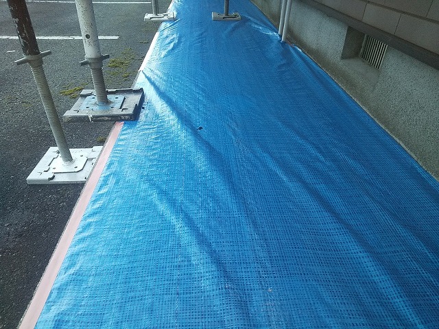 アパート建物の犬走りに対して行ったブルーシート養生
