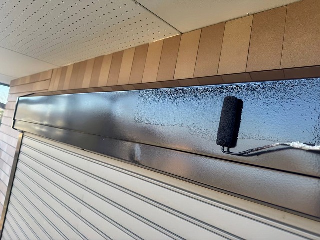 アパート建物塗装リフォームのシャッターボックスへの1回目塗装