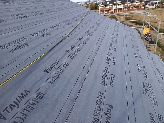 屋根カバー工法で「タディスセルフカバー」の敷設が完了