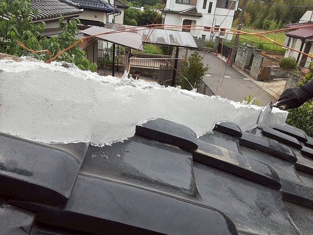 棟瓦取り直し工事で棟の土台部分への「モルロック」盛り付けが完了