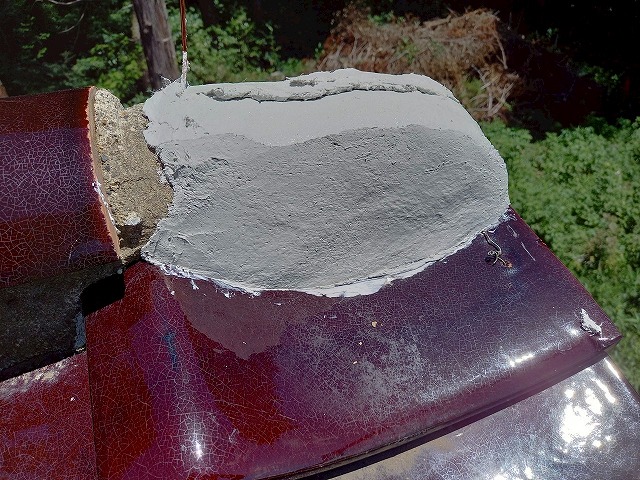 崩れ落ちていた店舗建物の棟土台部分を漆喰材で作り直した状況