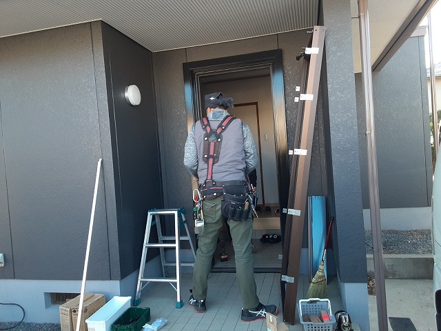 住宅玄関ドアカバー工法リフォームで既存玄関ドアを取り外している施工状況
