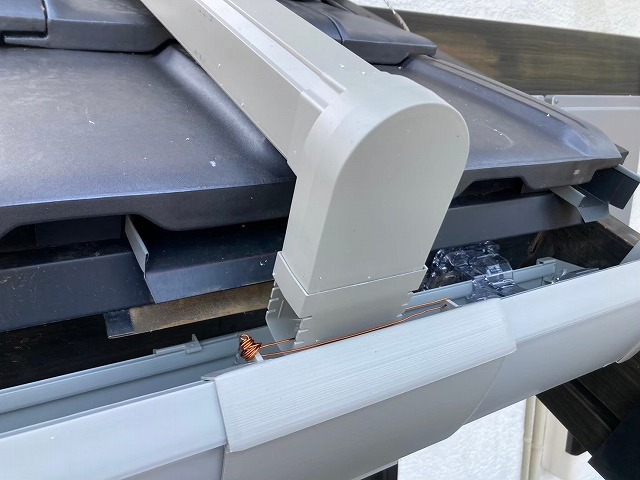 雨樋交換工事で這樋の端部に水下エルボを取り付けた状況