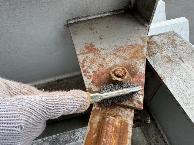 倉庫建物鉄骨塗装工事のワイヤーブラシによるケレン処理