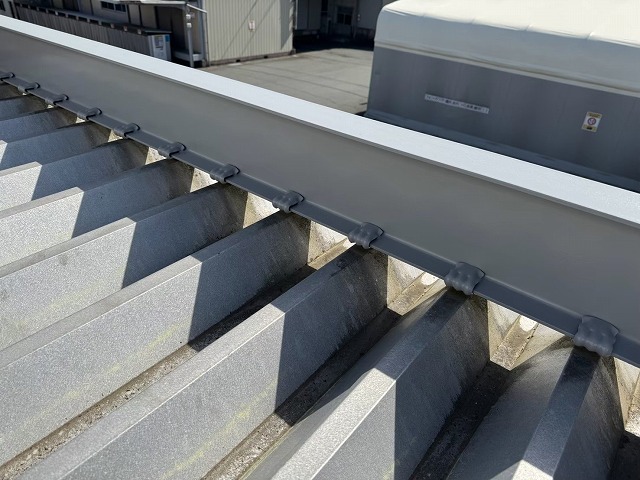倉庫建物屋根鉄骨塗装工事の「クリーンマイルドシリコン」による中塗りが完了