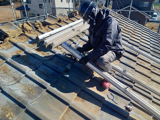 屋根葺き替え工事で太陽光パネルの架台を解体